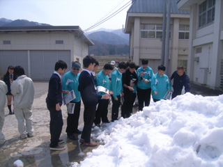 雪に触れて楽しむ様子