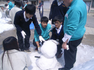 雪だるま作りの様子