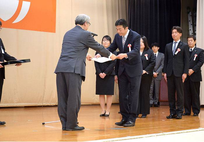 自治体などのお客様より高評価をいただき、毎年、国や県から16年連続技術者表彰を頂きました